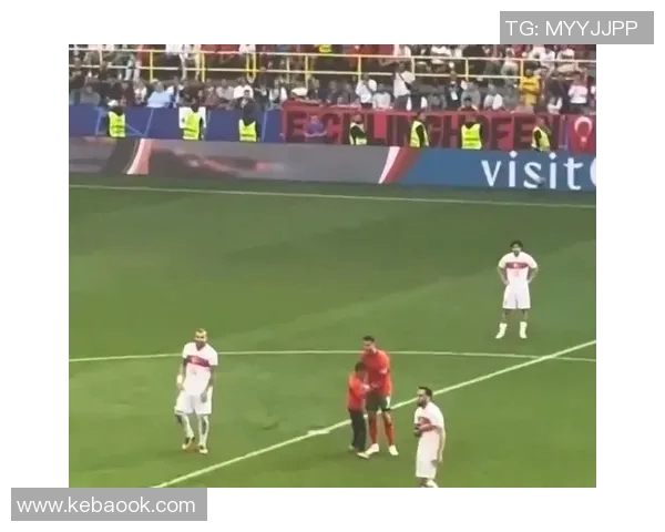 欧冠赛场惊现奇葩瞬间球迷冲入场内抢夺C罗球衣引发热议